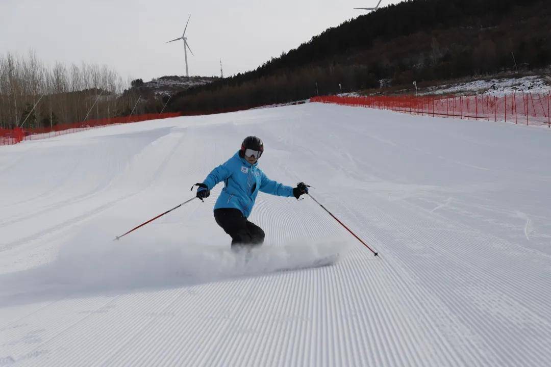 相约滑雪场,戏雪滑雪两不误,给你一场欲罢不能的滑雪体验!_碾子山