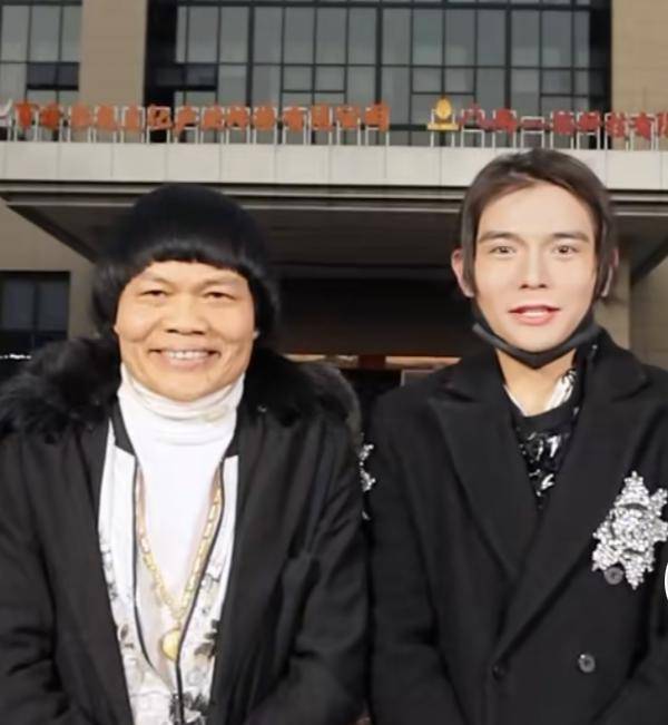 你皮帅到了吗丑星八两金儿子高颜值阳光十足