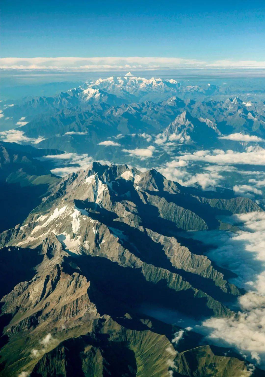 ▌ 邛崃山脉和远处的贡嘎山