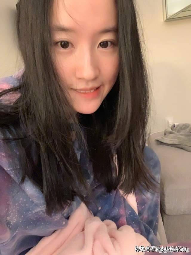 原创刘亦菲晒自拍,水滴型翡翠耳环珠光宝气,神仙姐姐优雅大方太美了