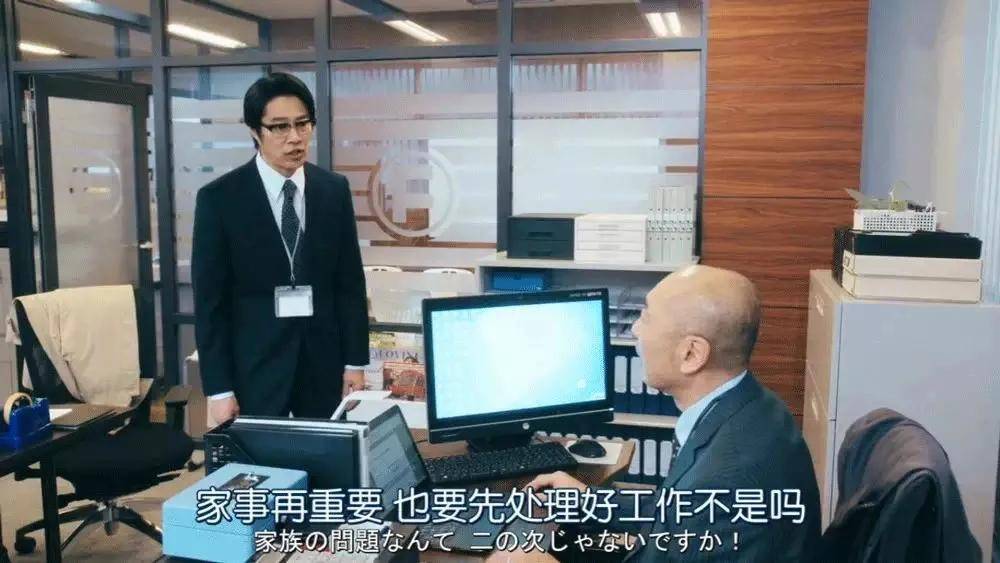 领导说"这年头,谁10点就睡觉啊,你肯定是假装的.