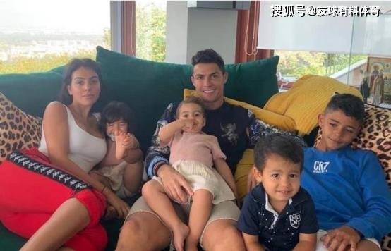 c罗的第四位孩子,马尔蒂娜,则是与现任女友乔治娜所生.