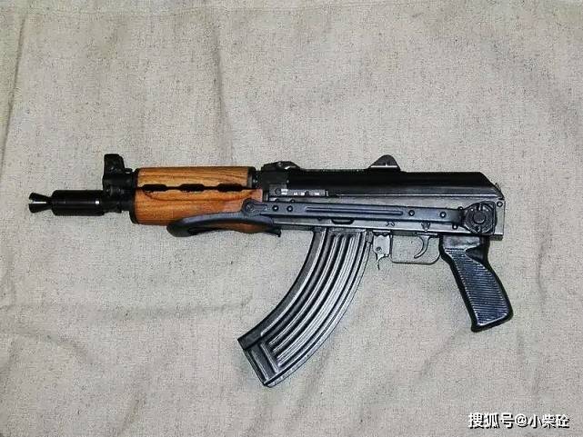 该枪是在原南斯拉夫m92短突击步枪的基础上改进而来的枪械.