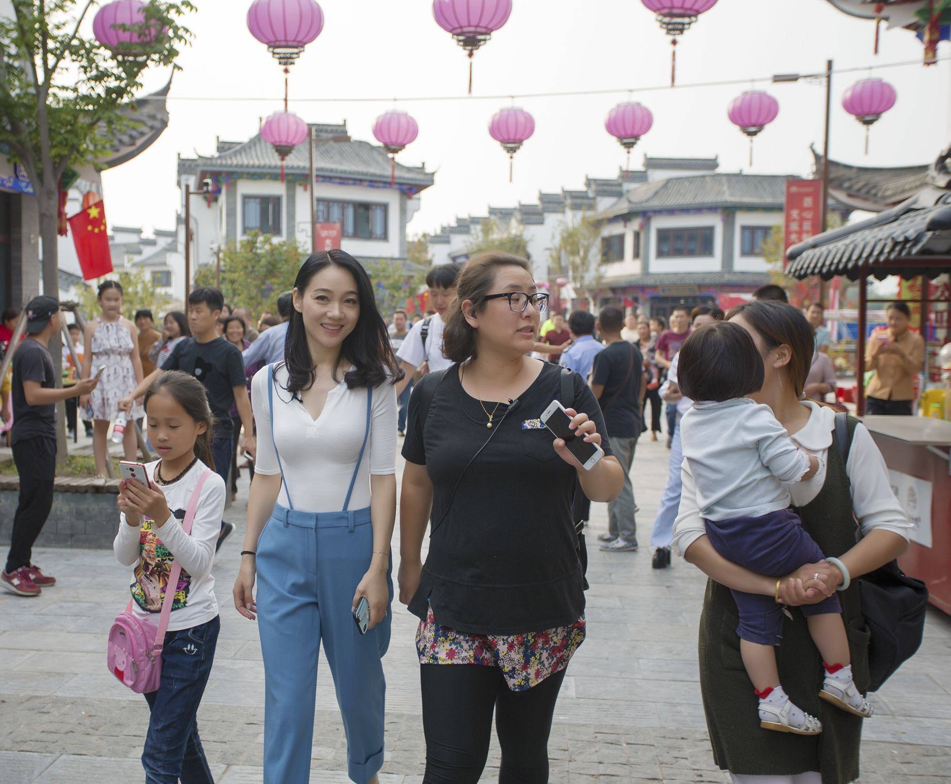 周群素颜看油画院展皮肤暗淡无光穿着少女却一脸大妈感