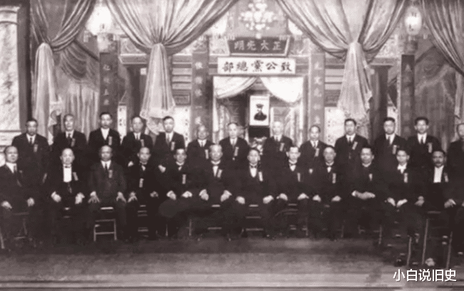 他是洪门老大,开国大典站在主席身后,总理亲自为他主持追悼会