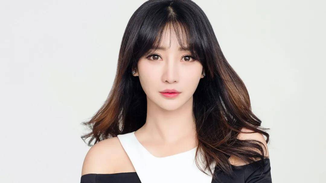 柳岩身上的标签很多,光线传媒女主播,性感女神,知性美女,大龄女青年