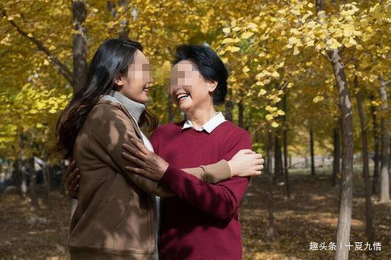 丈夫去世不久,婆婆把俺娘俩赶出家,女儿生日她看望,给