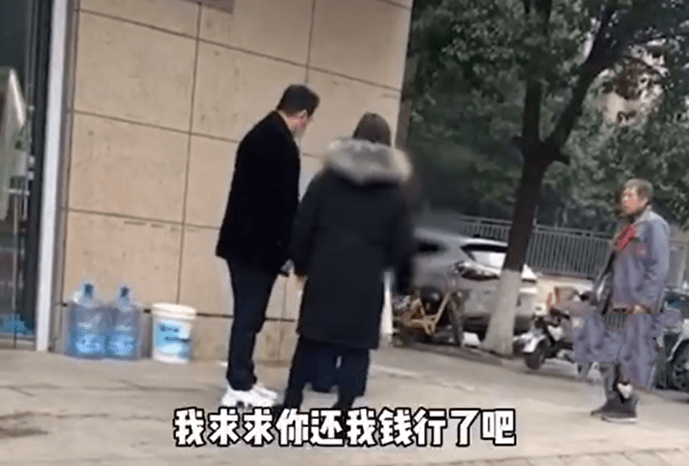 原创江苏一男子当街向情侣下跪磕头,扇自己耳光,"求求你还我钱"