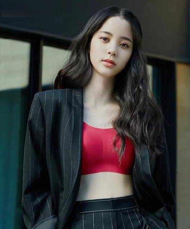20岁欧阳娜娜又美又性感又有才华真是太有魅力了