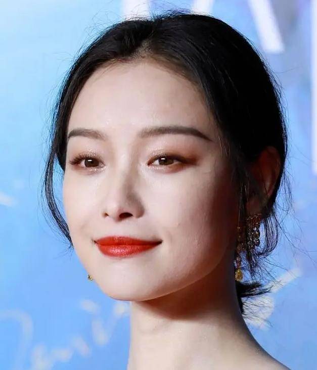 原创明星离开百万修图师,被镜头怼脸拍,杨超越却让我心动了