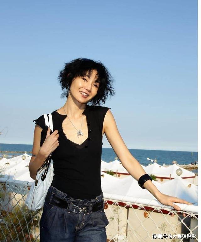张曼玉:"爆米花"短发配丝巾,v型背心搭牛仔裤飒气十足
