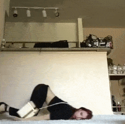 搞笑gif图段子:赶紧拍照发朋友圈,假装有两个女人为我