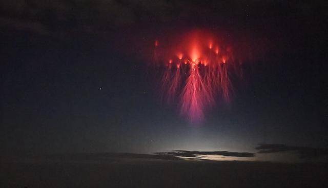 而蓝色喷流比红色精灵更亮更恐怖,通常会从积雨云的顶部一直延伸到40