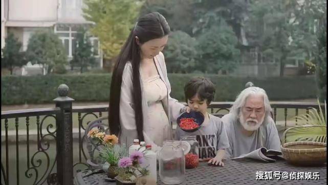 张纪中辟谣老婆怀三胎,杜星霖晒夫妻诗情画意生活,大钻戒超抢镜