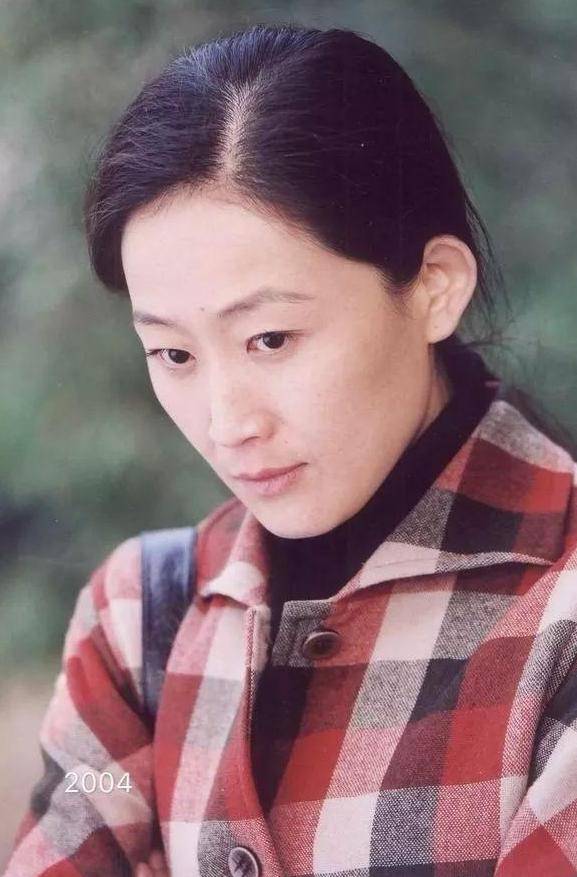 她是悲情女王,是大满贯影后,陈道明最欣赏她,今55岁仍单身不婚