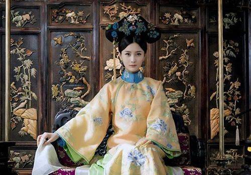 康熙的第二任皇后是孝昭仁皇后钮祜禄氏,她是重臣遏必隆的女儿.