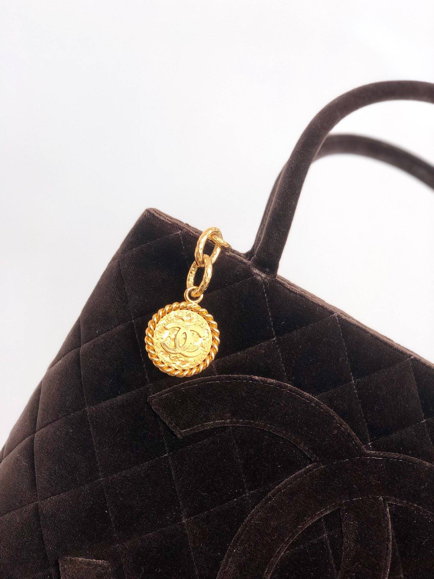 这是当年的vip赠品包,国内超多jia货!集美们购入时要小心哦.