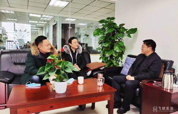 运营总监魏晓飞来到大邑县委办公室拜访了大邑县委办主任陶永刚,并