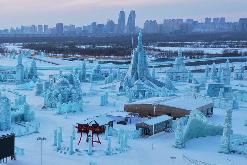 哈尔滨冰雪大世界冰雕雪塑在沉默