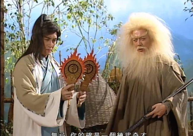 射雕三部曲《射雕英雄传》《神雕侠侣》《倚天屠龙记》当中,兵器和各