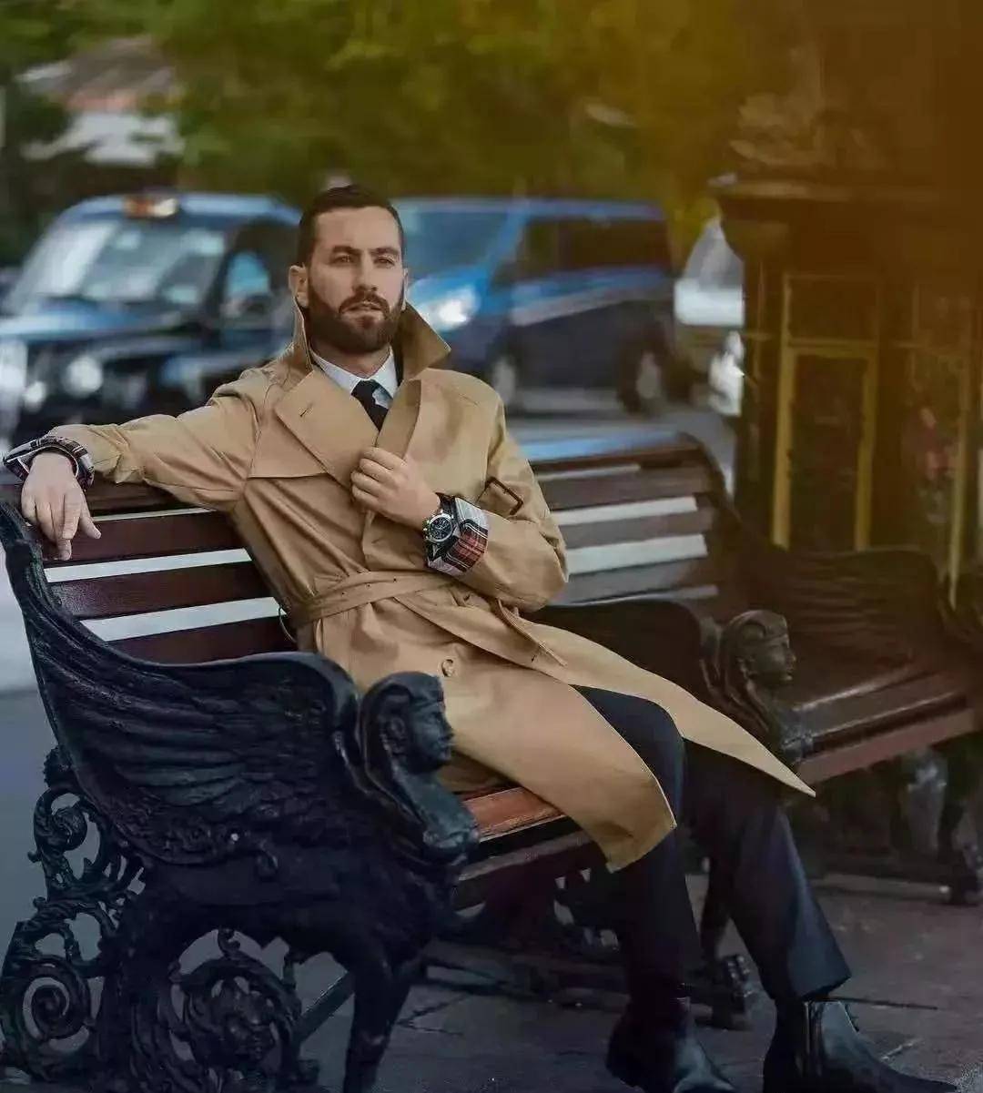 想当成熟稳重的型男,不妨可以参考国外帅哥的穿搭网站,会发现他们擅于