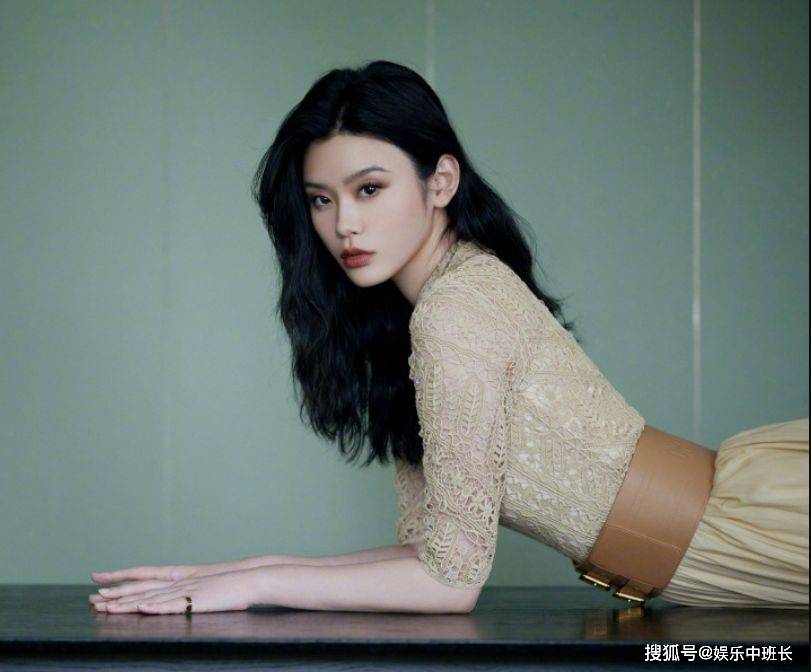 虽然说刘嘉玲年纪不小了,但是状态看着还是非常不错的,而且颜值也都