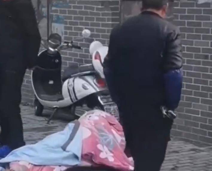 江苏一女子阳台晒被褥,连人带被子一起摔下楼,栏杆都砸歪了