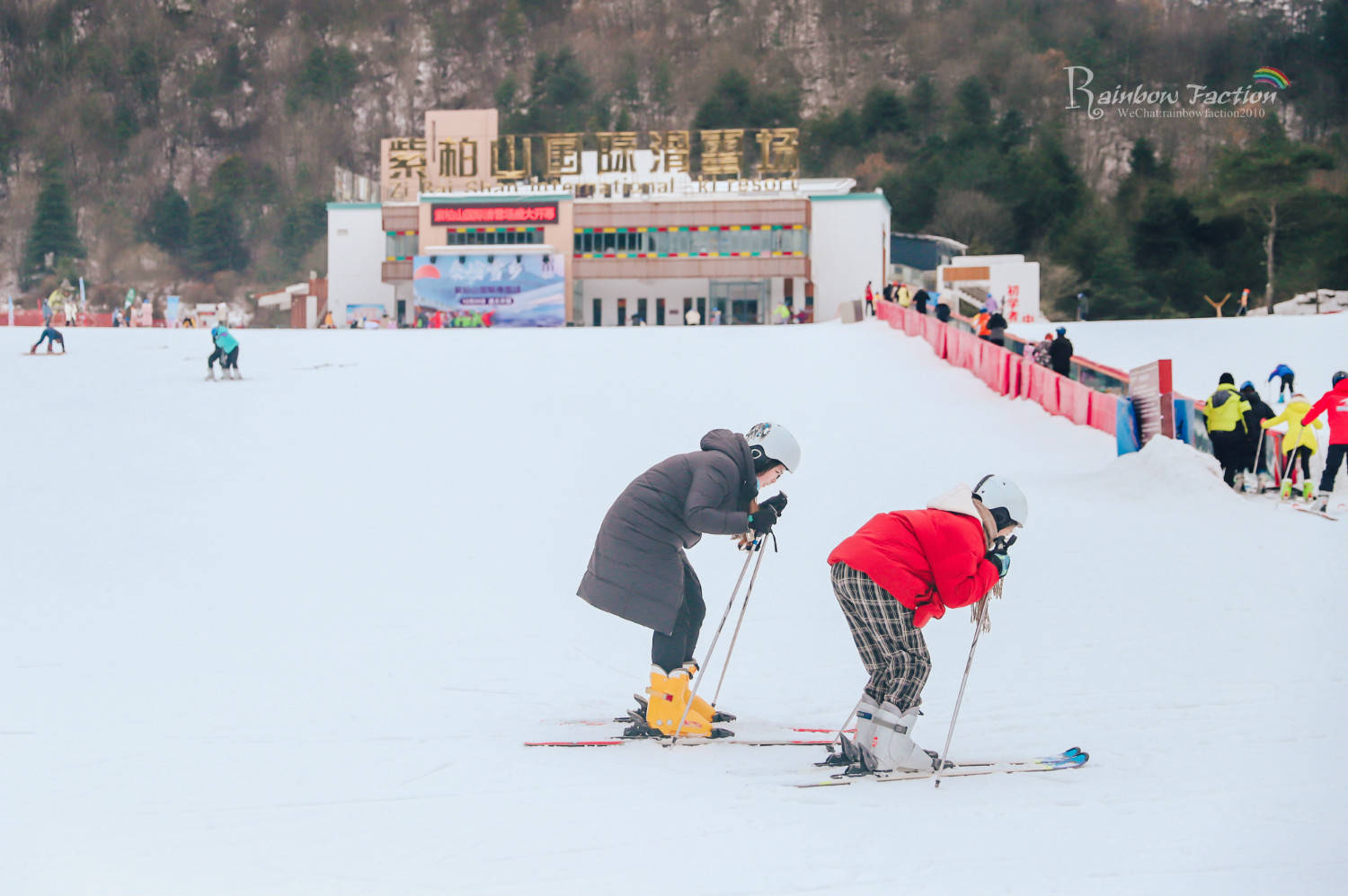 紫柏山国际滑雪场拥有初,中级共6条雪道,非常适合我这样入了门又不太