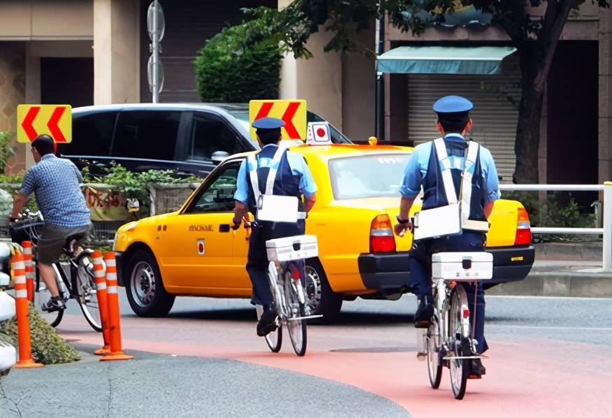 日本警察是什么样的?为什么他们会跪着执法,执勤时要拿根棍子?