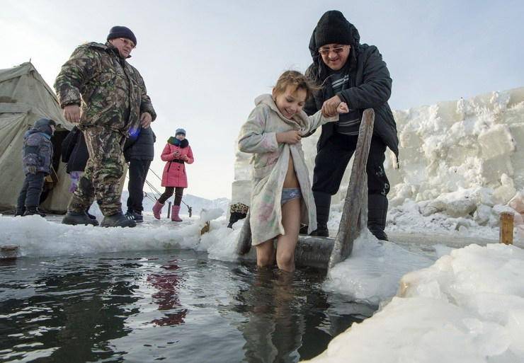 最低气温零下70度还有人冬泳!俄罗斯人究竟如何度过漫长寒冬的?