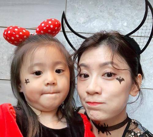 贾静雯晒女儿近照咘咘变化大弱视戴眼镜依然超萌超可爱