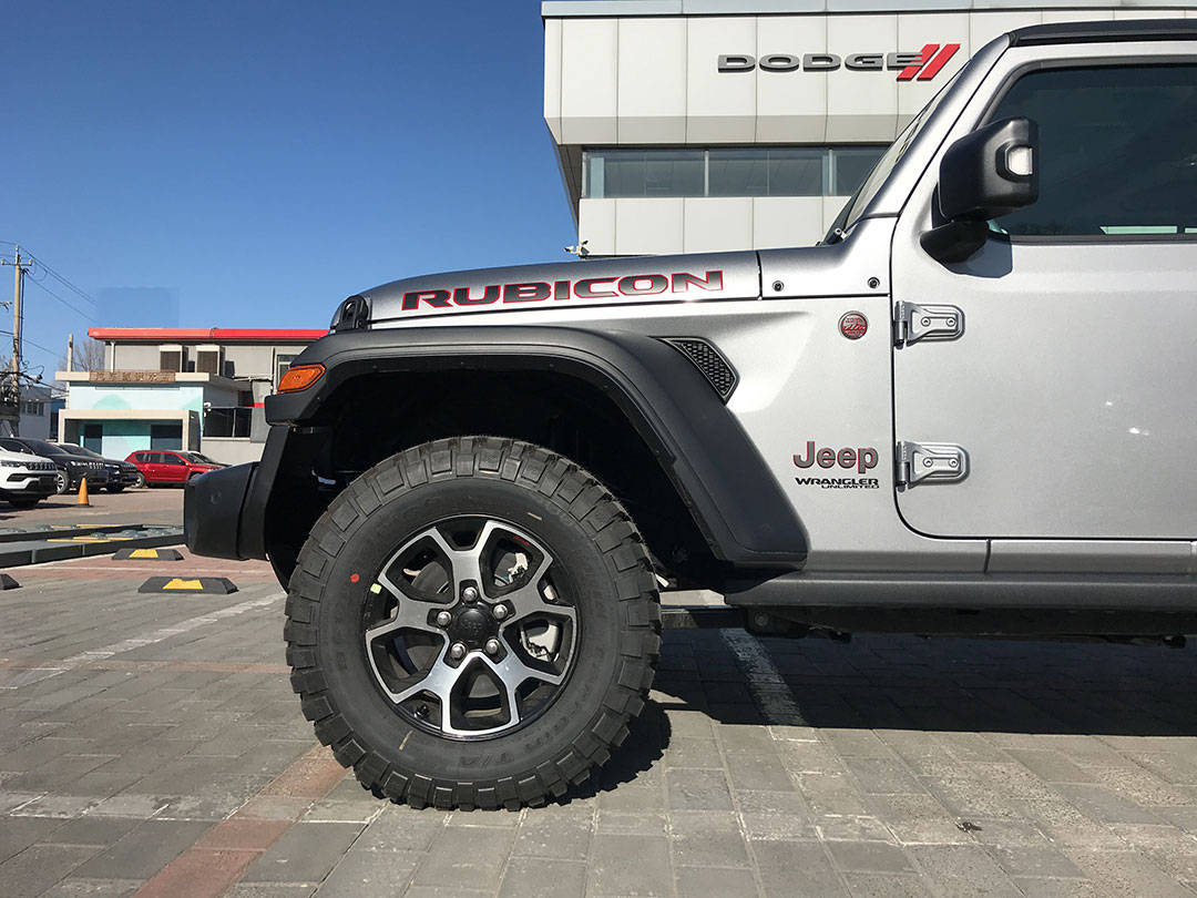 2021款jeep牧马人罗宾汉钢坯金属银色到店实拍!