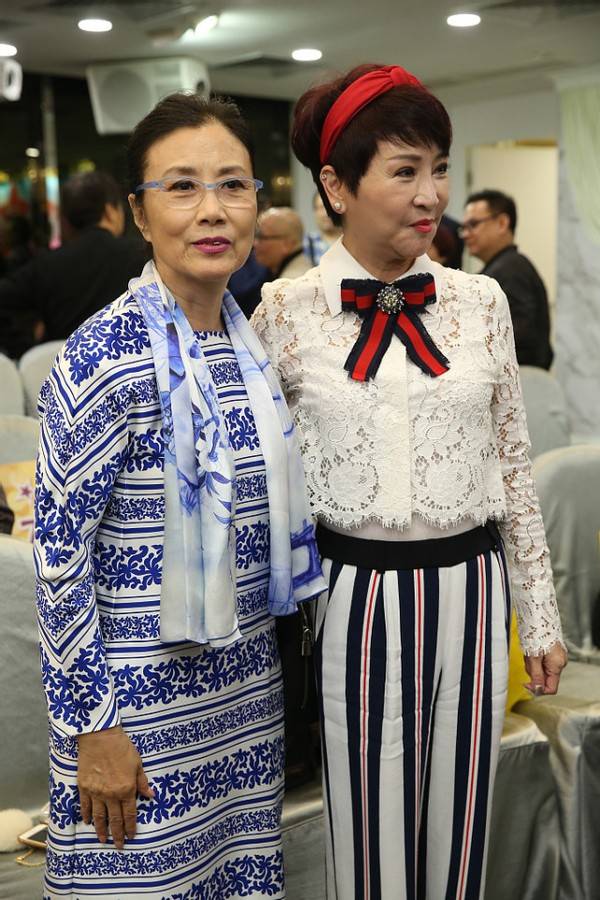 狄波拉快70岁仍不服老,穿蕾丝戴发带,硬是给自己凹出了少女感