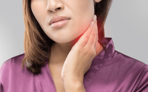 当淋巴结发炎时,淋巴结会增大,颈部也会增大,感觉它在脖子上移动.