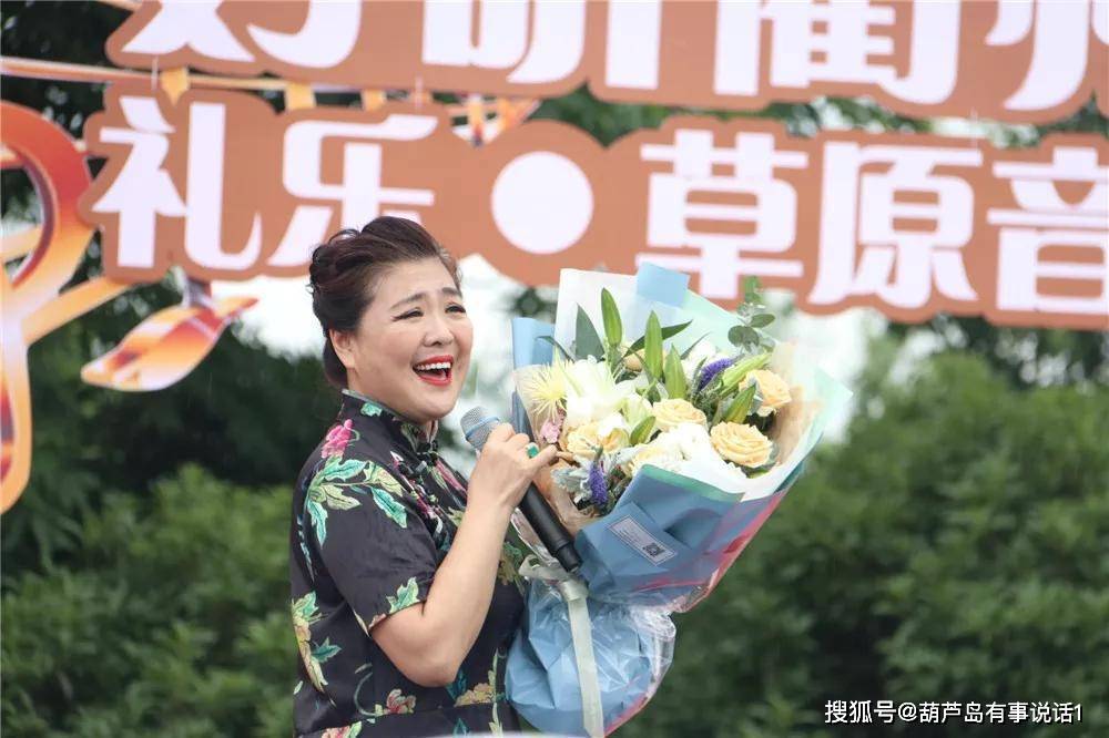 "双料歌后"万山红近况,61岁的她,依旧风采照人