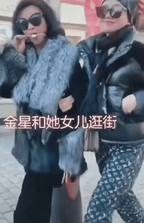 原创金星女儿罕曝光!母女俩挽手逛街似姐妹,女儿一条裤子价格过万