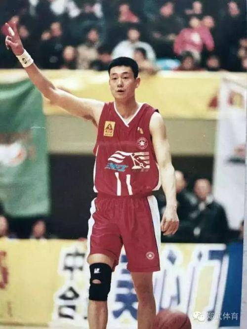 郑武,一九六七年八月出生于浙江一个篮球世家,身高一米九七,与胡卫东