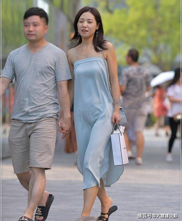 街拍:耶!开叉排扣长裙,搭配黑色上衣,低调时尚中透露着性感!