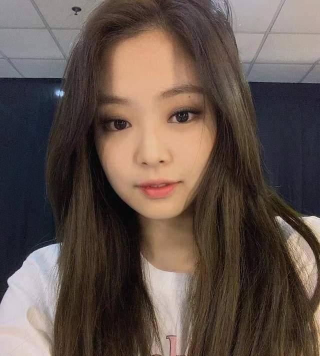 blackpink精修图翻车,jennie自拍忘了p镜子,暴露臀腿比