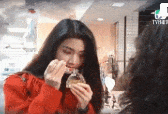 与关咏荷,刘松仁,吴家丽,莫少聪合作拍摄电视剧《亡命天涯》.