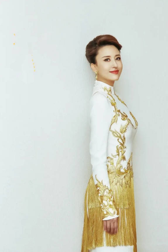 "金牌"主持人张蕾太会穿了 西装搭薄纱裙演绎国潮风 又甜又飒