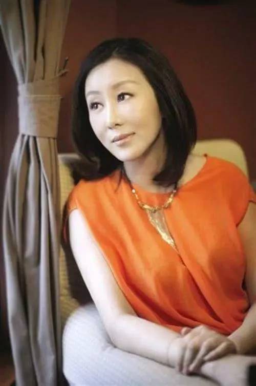 原创2009年,孙楠为了潘蔚和买红妹离婚,如今50岁买红妹过得又怎样?