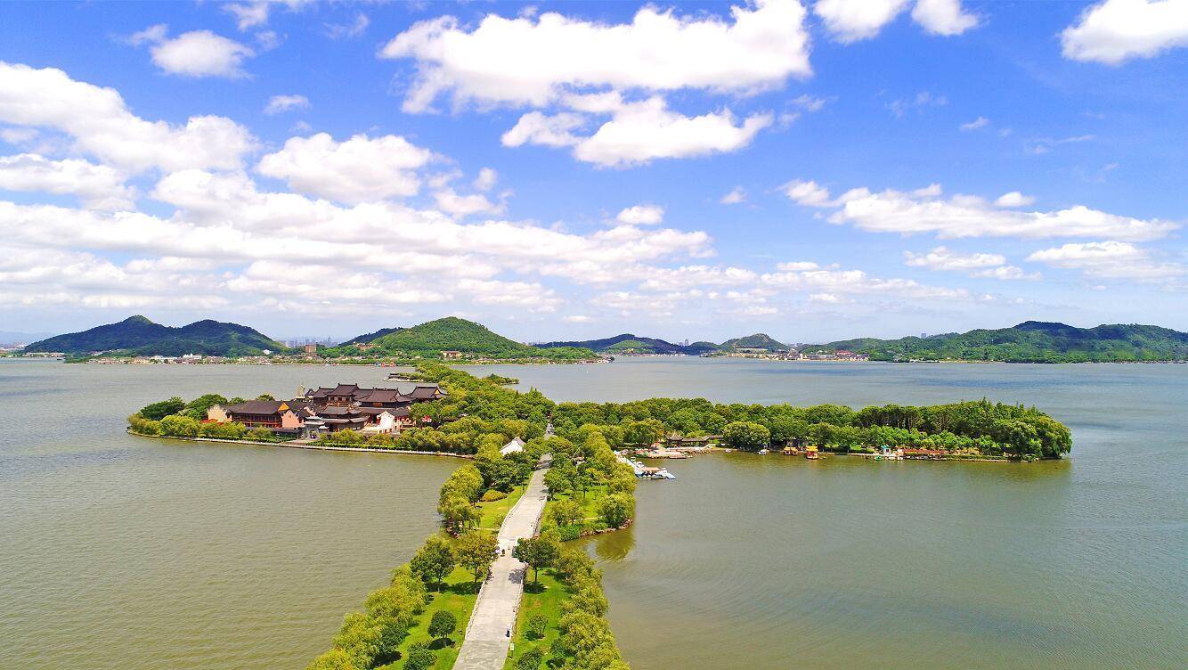 浙江一处知名的湖泊生态风景区,被誉为"西湖风光,太湖气魄"
