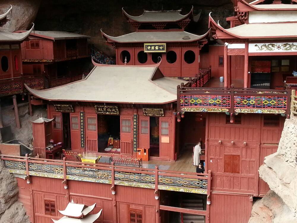 比悬空寺还险的寺庙,建在悬崖上,靠一根独木支撑,800年不倒