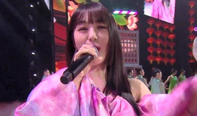 吴昕身穿酒红色单肩吊带长裙优雅迷人,沈梦辰穿上了中门大开到肚脐