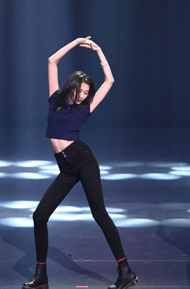 关晓彤挑战舞台串烧,露脐装展现小蛮腰,手腕过裆身材