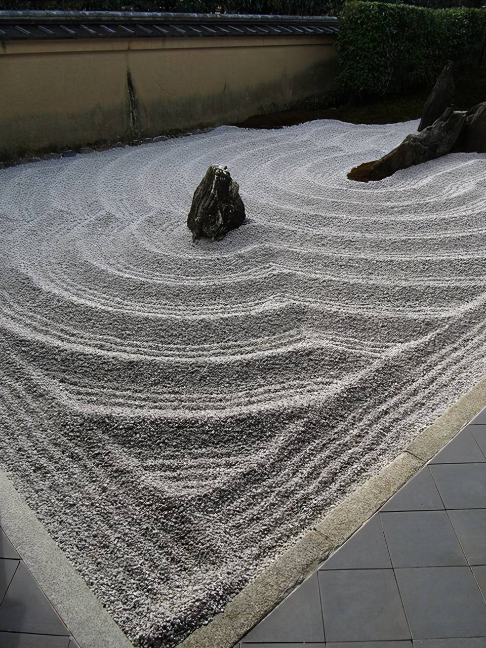砂子 石头,是枯山水的经典组合,石头大小不一,能够增加景观中的层次