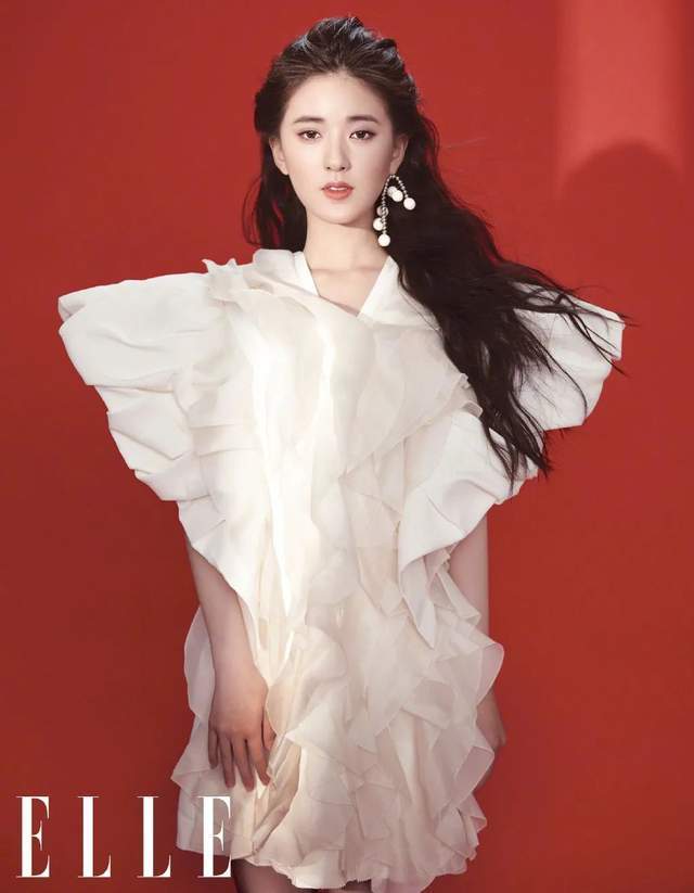 让一个大美女变成另一个大美女,自然不容易产生惊艳感,也会难免会因为