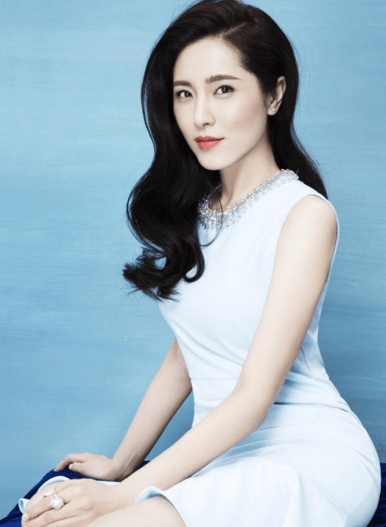 不过漂亮的天秤们不仅颜值高,还有很优雅的气质,随意的穿搭风格让人看