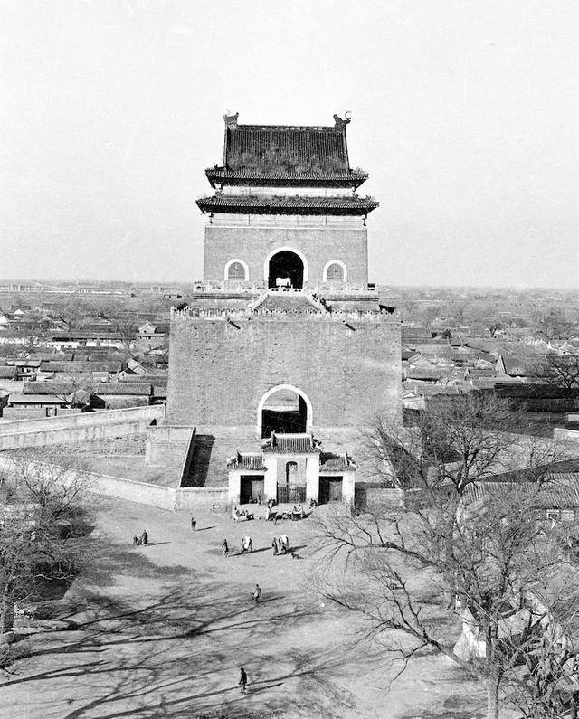 1917年北京社会生活旧影,大街上的旗人妇女与北京钟鼓楼